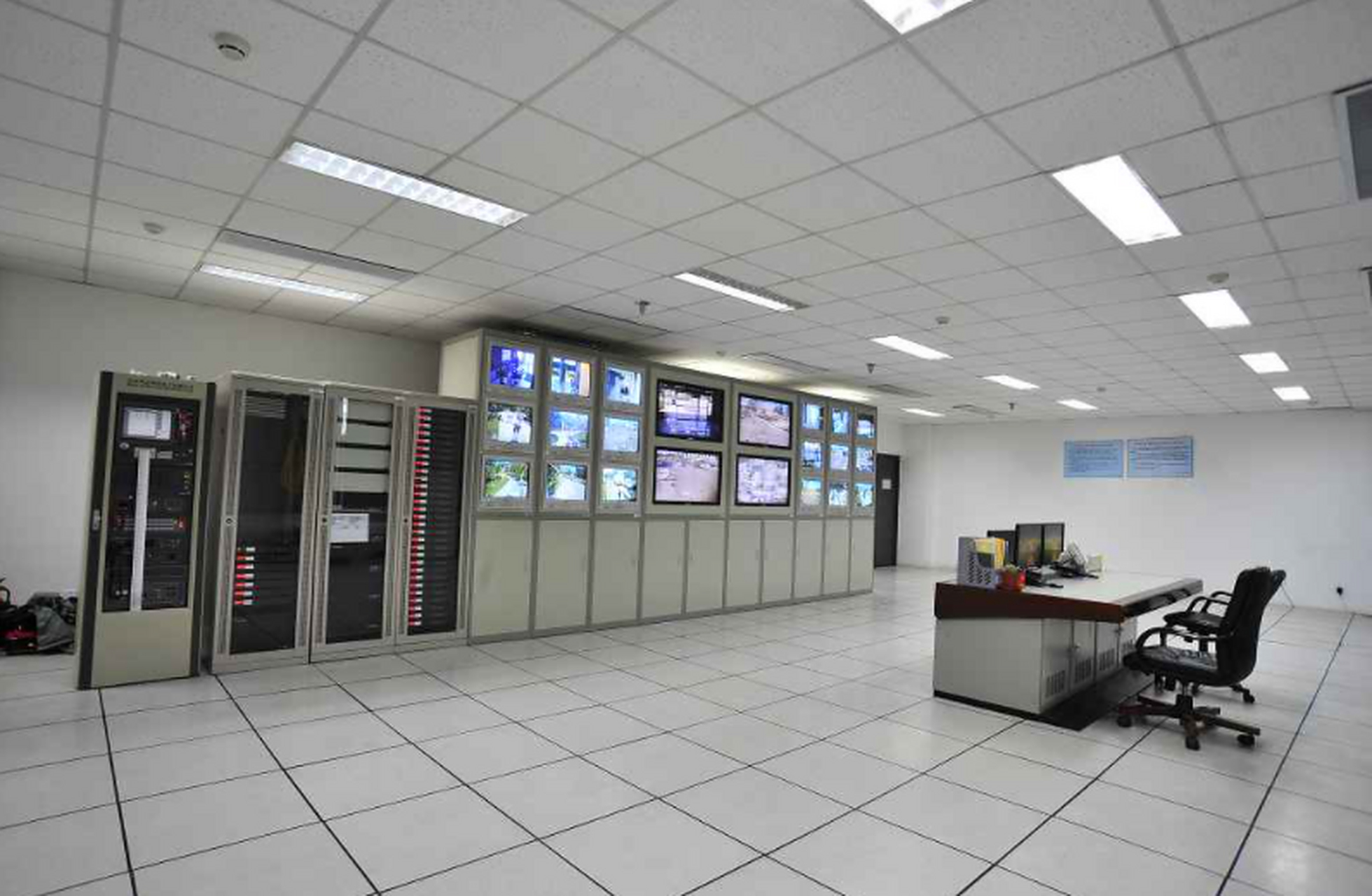 安防监控机房工程施工包括以下步骤: