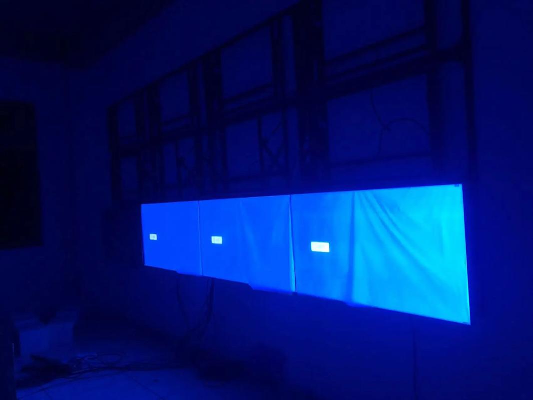 55寸拼接屏3×4安装顺利完成，智能化弱电工程助力安防监控系统优化